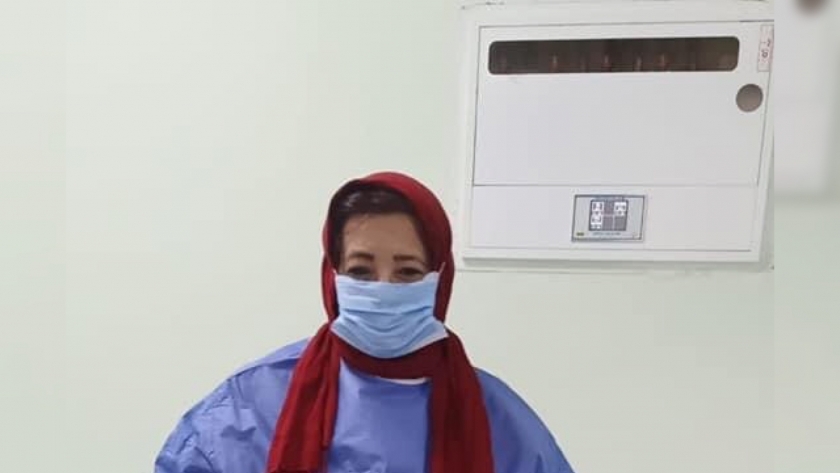 مديرية المستشفى أثناء حملها للجنين بعد انتهاء عملية الولادة