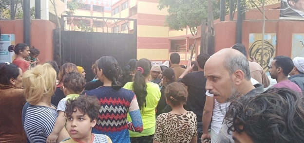 إقبال النساء على إحدى اللجان الانتخابية بمنشأة ناصر