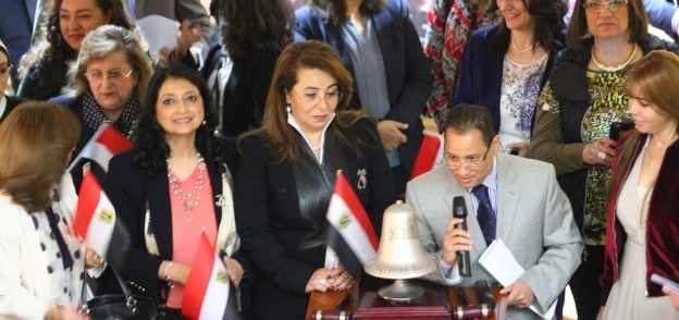 رئيس البورصة مع وزيرة التضامن خلال افتتاح جلسة تداول اليوم