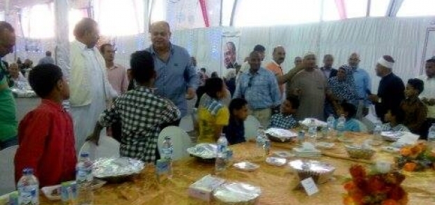 اللواء علاء أبوزيد محافظ مطروح خلال إفطاره مع الأيتام وغير القادرين بالخيمة الرمضانية بمطروح