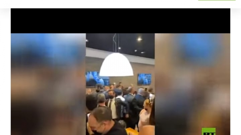 أفراد حراسة نتنياهو يؤمنون خروجه من المطعم عقب سقوط صاروخ في بئر سبع