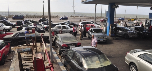 تكدس السيارات أمام بعض محطات البنزين فى الإسكندرية