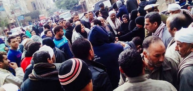 بالصور| تجمع أهالي "المشاعلة" أمام مديرية أمن الشرقية بعد اختفاء تاجر