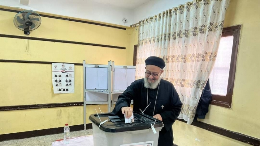 وكيل عام مطرانية كفر الشيخ ودمياط يدلي بصوته في الانتخابات