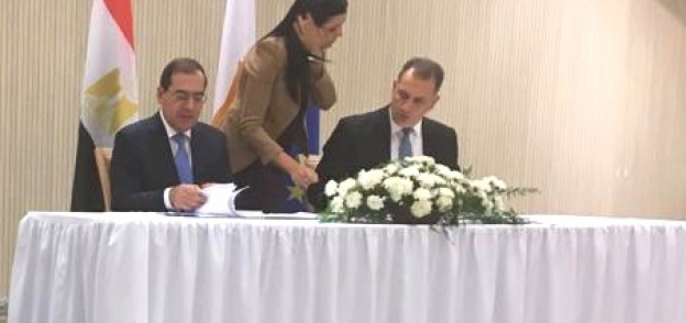 المهندس طارق الملا وزير البترول أثناء توقيع الاتفاقية