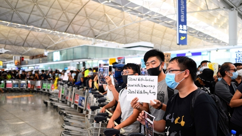 متظاهرون في هونج كونج يقطعون بوابة المغادرة في مطار هونج كونج