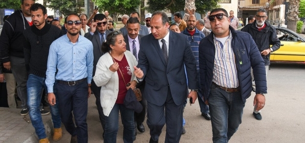 محافظ الإسكندرية يتفقد العملية الانتخابية