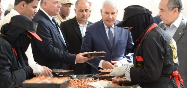 وزير الزراعة ومحافظ مطروح خلال افتتاح مصنع انتاج تمور بسيوة