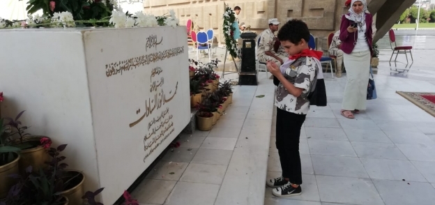طفل يزور قبر الشهداء فى اكتوبر
