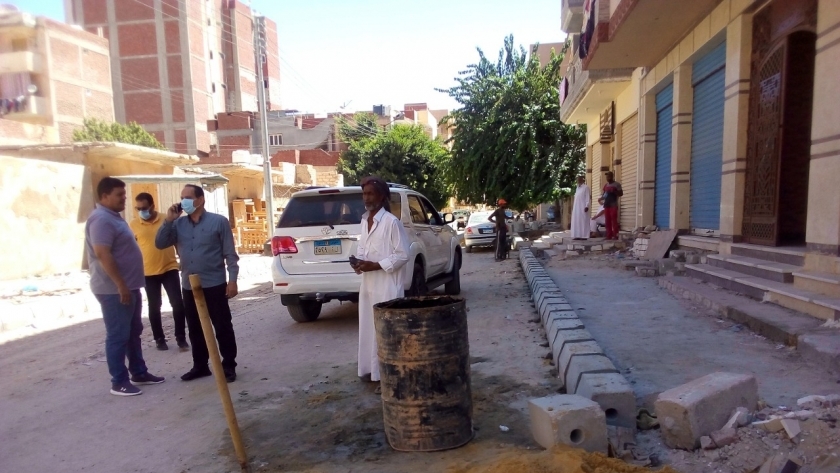 وجيه عبدالرازق رئيس مدينة مرسى مطروح خلال متابعته مشروعات بنية تحتية بشوارع المدينة