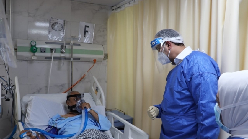 رئيس هيئة الرعاية الصحية ببدلة العزل خلال تفقد مستشفى المبرة ببورسعيد