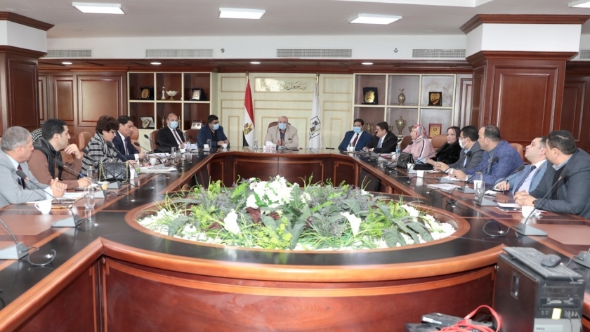 محافظ بني سويف يعقد الاجتماع الدوري بأعضاء مجلسي النواب والشيوخ