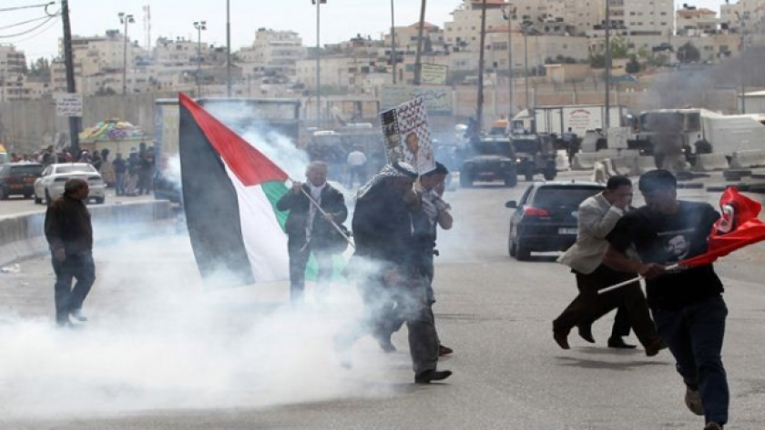 الاحتلال يطلق قنابل الغاز السام على الفلسطينيين