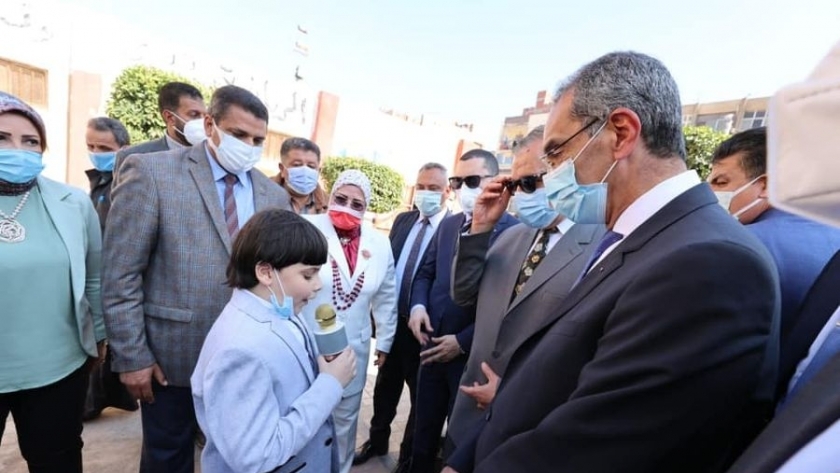 طالب يهدي وزير الاتصالات مصحفاً ويلتقط صورا معه بكفر الشيخ