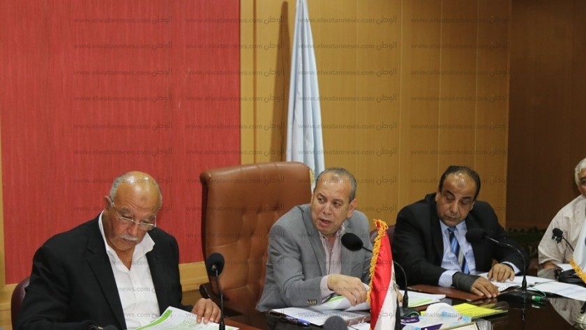 محافظ كفر اشليخ خلال اجتماعه مع التنفيذين