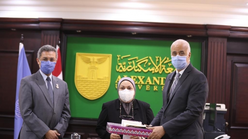 رئيس جامعة الإسكندرية يكرم حرم طبيب متوفي متأثرا بفيروس كورونا