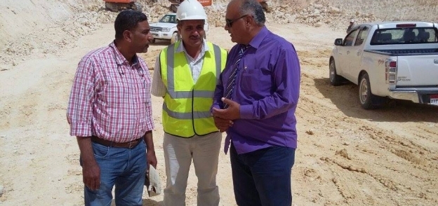 المهندس السيد عبدالعزيز يتوسط زملاءه فى الفرافرة