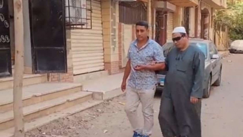 «نمير» خلال اصطحابه صديقه الشيخ كمال إلى المسجد
