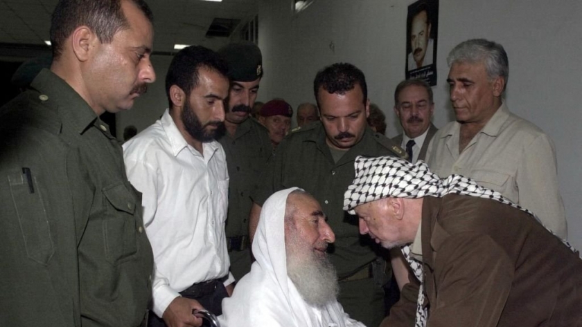 الزعيم الفلسطيني الراحل ياسر عرفات والشيخ أحمد ياسين مؤسس حركة حماس.