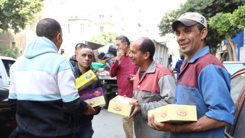 رئيس نظافة القاهرة يوزع كعك العيد على العاملين