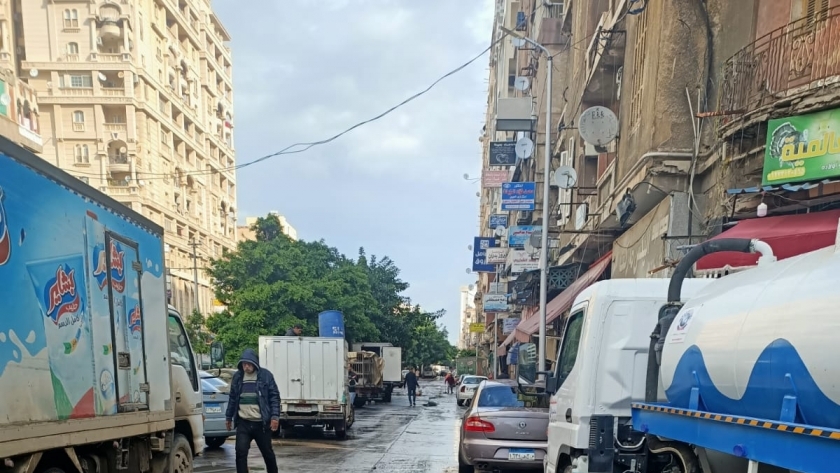 الصرف الصحي بالإسكندرية تتابع عملية تصريف الأمطار
