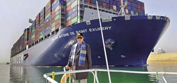 «مميش» أمام أكبر سفينة حاويات فى العالم أثناء مرورها فى قناة السويس