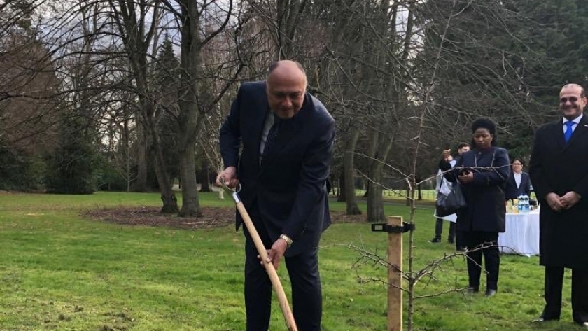 وزير الخارجية سامح شكري خلال غرس شجرة مصر بحديقة فارملي