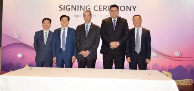 طلعت يشهد توقيع اتفاقيات بين المصرية للاتصالات وشركات صينية