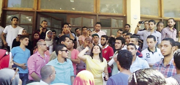 طلاب «حقوق إسكندرية» يحتجون على نتيجة الامتحانات