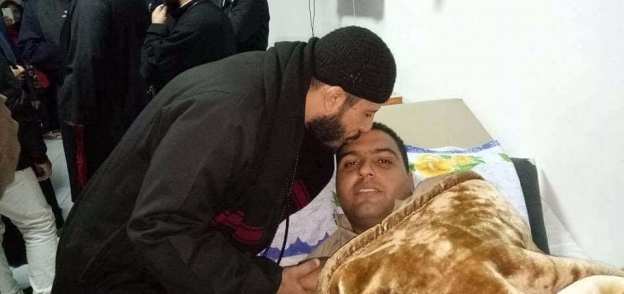 قساوسة يزرون إمام مسجد الروضة المصاب في مستشفى الحسينية