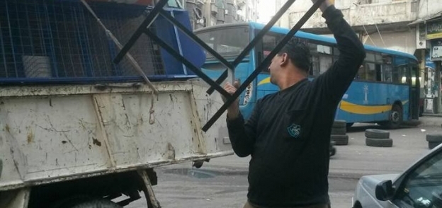 حي شرق بالإسكندرية يشن حملة لرفع الاشغالات من الطريق العام