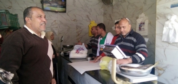 بالصور : إقبال المواطنين على شراء وجبات الفسيخ من محلات تجارية بالغربية والكيلو "140 " جنيه