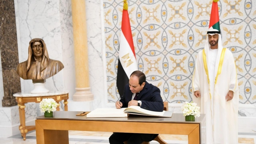 "السيسي" يدون كلمة في السجل الرئاسي في أبو ظبي