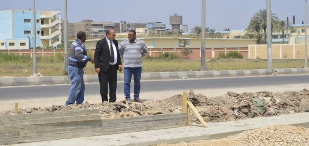 مساعد محافظ كفر الشيخ يتفقد إنشاء موقف السيارات الجديد