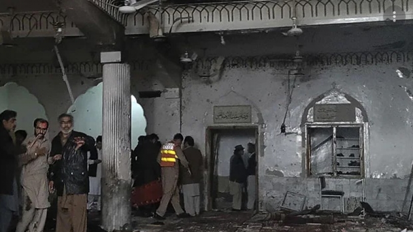 تفجير مسجد بيشاور في باكستان