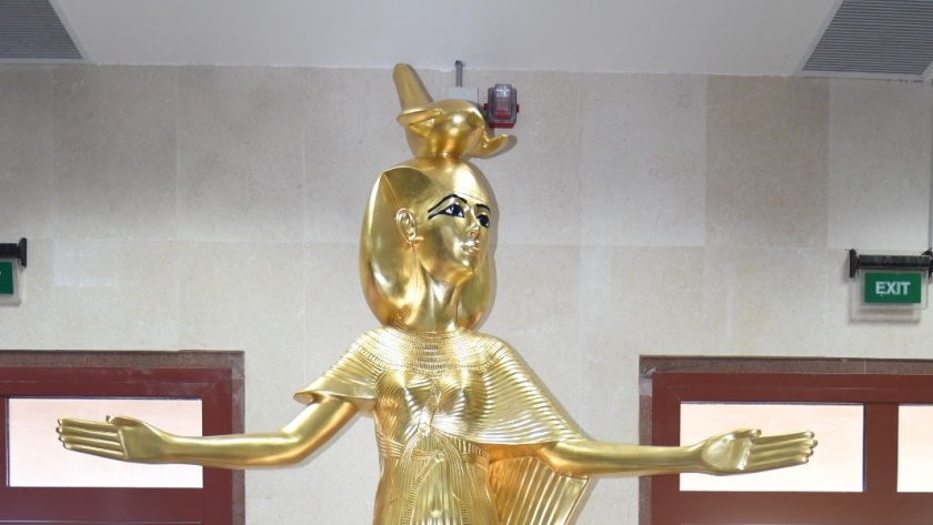 نموذج تمثال selekt خلال وضعه في مطار مطروح الدولي
