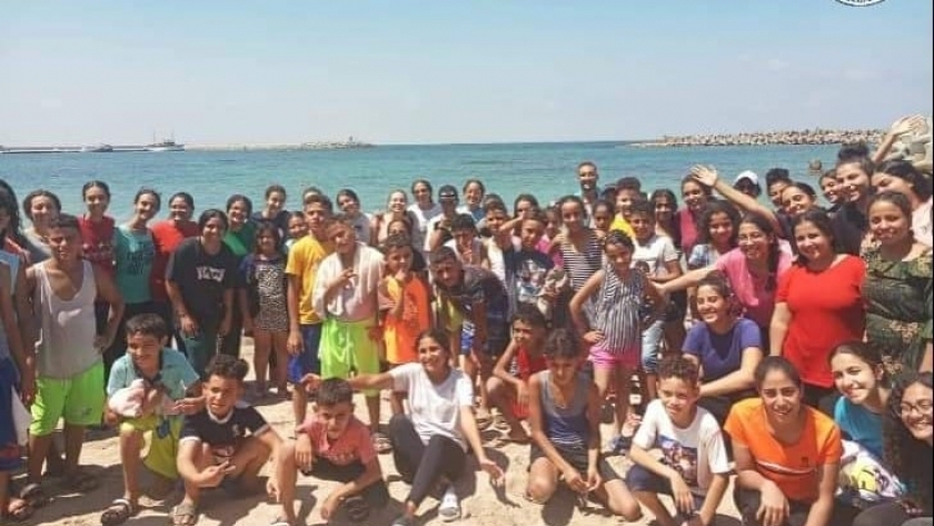 استقبال رواد الجمعيات الخيرية في شواطئ الإسكندرية
