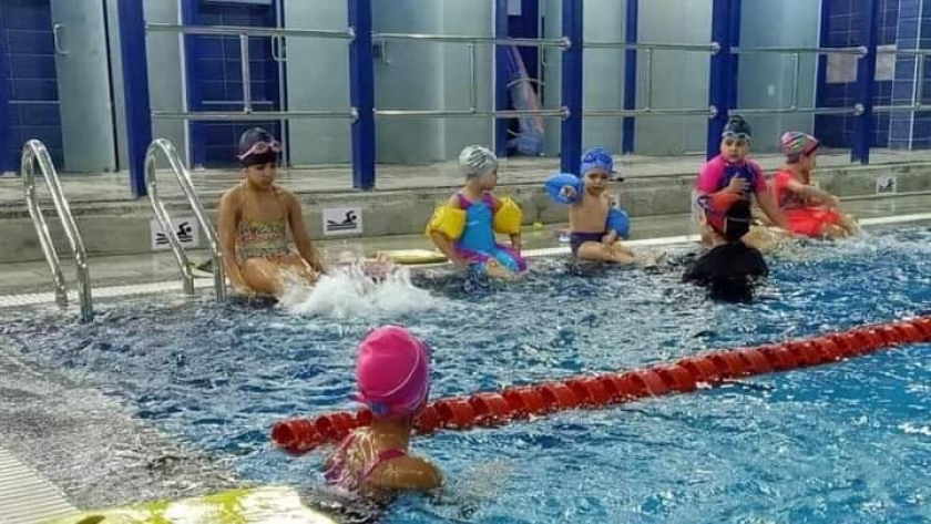 حمامات سباحة الشباب والرياضة