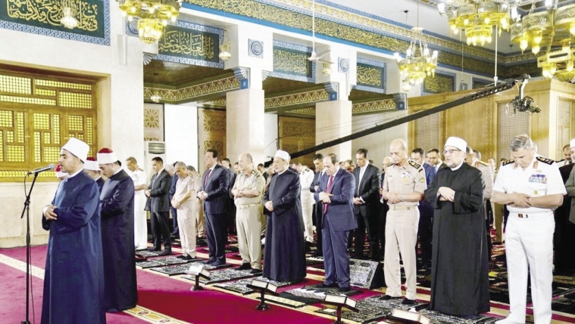 الرئيس السيسي أثناء تأدية صلاة العيد في مسجد قيادة القوات الجوية