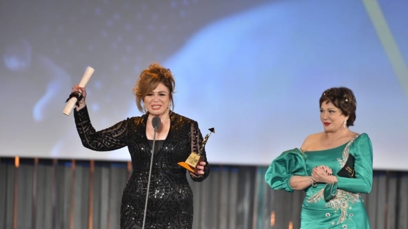 إلهام شاهين بعد فوزها بجائزة أفضل ممثلة من "القاهرة السينمائي"
