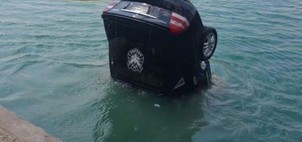 انتشال سيارة غرقت بمياة قناة السويس بالإسماعيلية