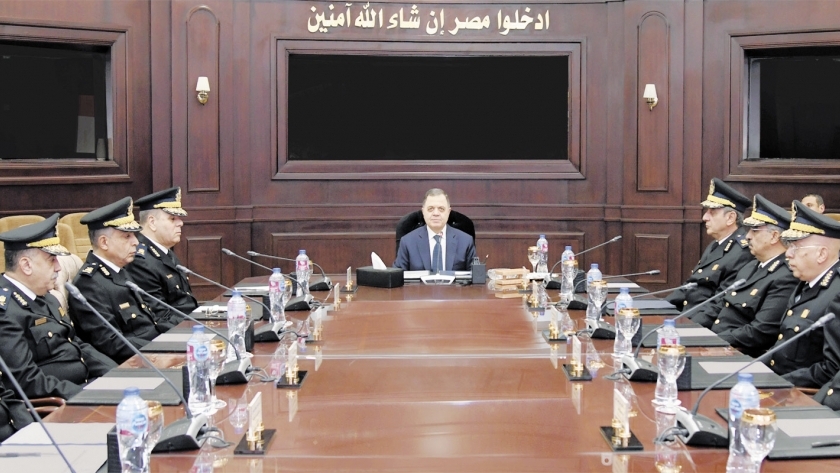 وزير الداخلية خلال اجتماعه مع مساعديه «صورة أرشيفية»