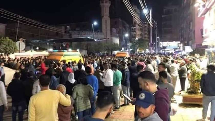 تجمع المئات من المواطنين بعد الحادث مباشرة
