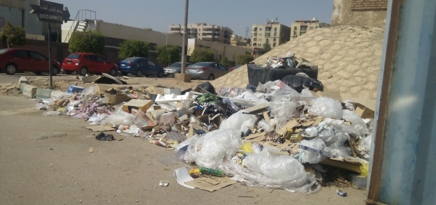 انتشار القمامة بشكل ملحوظ فى شوارع المنطقة