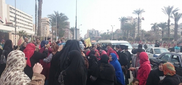 تظاهرة لمطلقات يطالبن بحقوقهن في شقق الاسكان
