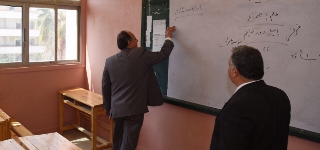 محافظ الإسكندرية يتفقد سير العملية التعليمية بمدرسة العامرية بالإبتدائية