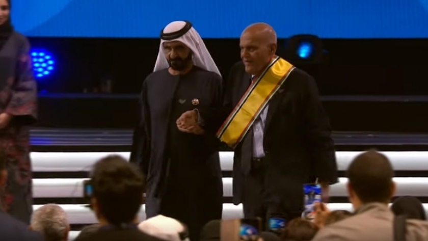 حاكم دبي يرافق الجراح العالمي مجدي يعقوب