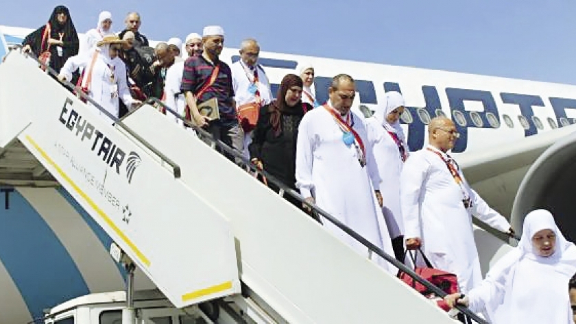 عودة الحجاج المصريين من الأراضى المقدسة بعد اداء الحج على متن مصر للطيران  -صورة "أرشيفية"