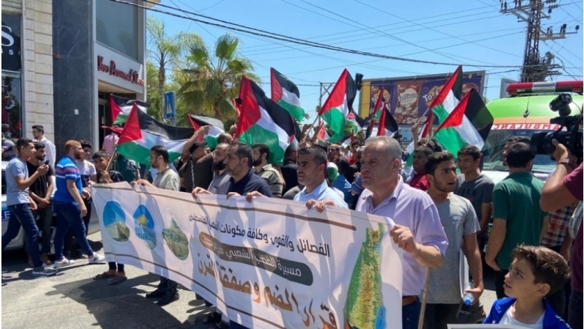 آلاف الفلسطينيين يتظاهرون ضد مخطط ضم أراضى الضفة