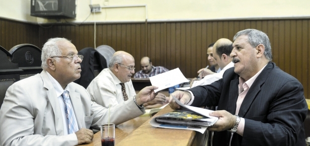 مرشح يقدم أوراقه أمام محكمة الجيزة أمس